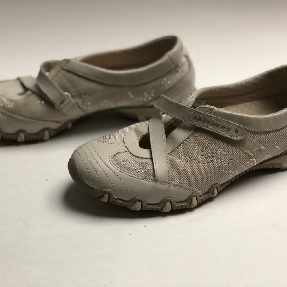 SKECKERS  Womens Size 6 cross strap  Shoes~Leather Uppers  Flats Athletic
